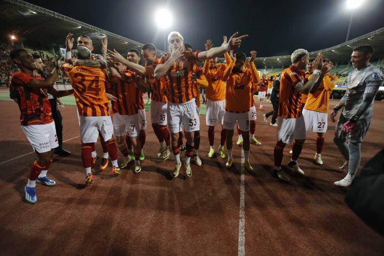 <p>El Des Marque: (İspanya)<br />
<br />
"Türk futbolunda yaşanan son saçmalık. Fenerbahce tehdidini yerine getirerek 19 yaş altı takımını Galatasaray'a karşı Süper Kupa finaline çıkardı. Maç başladı, 50 saniye sonra Icardi golü attı ve Fenerbahçe sahayı terk etti!"</p>
