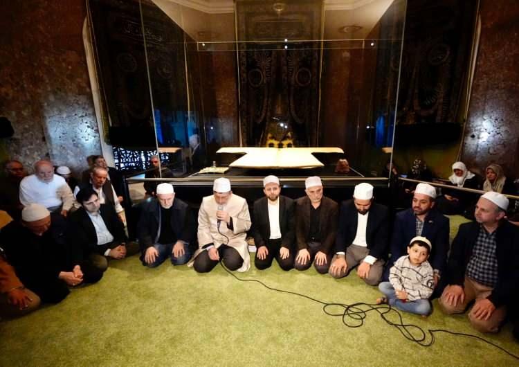 <p>Hırka-i Şerif, Peygamber Efendimiz Hazreti Muhammed'in (S.A.S.) vasiyeti üzerine Veysel Karani'ye bırakılan kutsal emanetlerden biridir.</p>