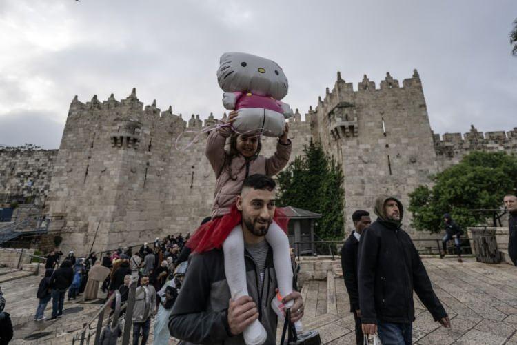 <p>İsrail, yalnızca kısıtlı sayıdaki Müslümanın, işgal altındaki Batı Şeria'dan gelerek Mescid-i Aksa'da cuma namazı kılmasına izin verdi.</p>

