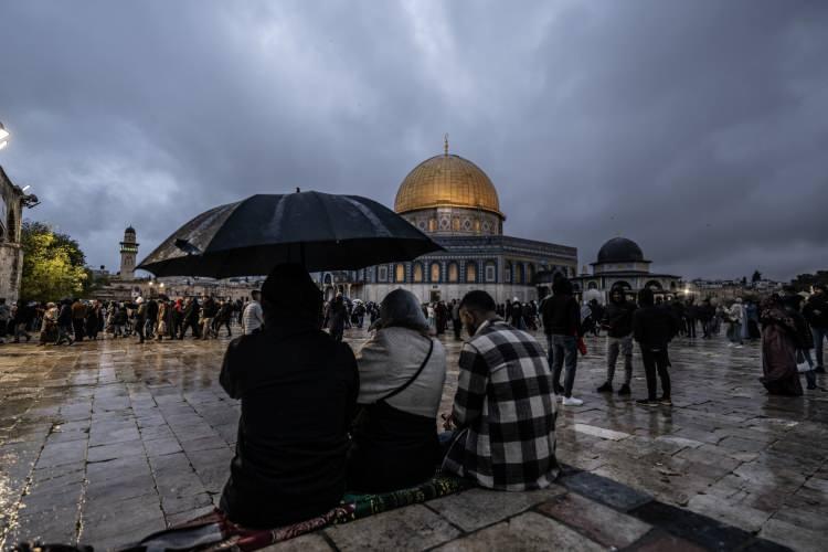 <p>İsrail'in kısıtlamalarına rağmen Ramazan Bayramı namazını 60 bin Müslüman işgal altındaki Doğu Kudüs'te bulunan Mescid-i Aksa'da kıldı.</p>
