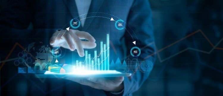 <p>Pek çok sektörün uzaktan çalışma düzenine geçtiği, online alışverişin en yüksek veriye ulaştığı, hatta sosyalleşme, eğitim, spor gibi faaliyetlerin dijital kanallardan yapılabildiği günümüzde dijital pazarlama uzmanlarına olan ihtiyaç da artıyor.</p>
<p>Dijital pazarlama uzmanı olabilmek için dijital trendleri yakından takip etmek, sosyal medya platformlarına hakim olmak, SEO, Google Analytics konusunda kendini geliştirmek ve dijital pazarlama trendleri oluşturmak gerekiyor.</p>