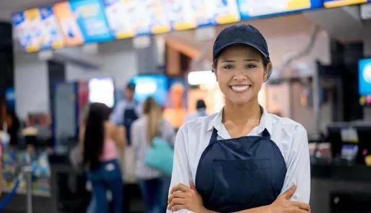 <p><strong>FAST- FOOD ÇALIŞANI  | </strong></p>

<p> </p>

<p>Daha düşük maliyetle çalışmak isteyen fast food zincirlerinin yakın bir gelecekte tam otomasyon sistemine geçmesi bekleniyor. 2013 tarihli bir araştırmaya göre, fast food çalışanlarının yüzde 81'i otomasyon nedeniyle işini kaybedecek. ABD merkezli CaliBurger, yapay zeka güdümlü, burger çeviren mutfak asistanlarıyla otomatikleştirilmiş bir işgücünü hali hazırda test etmeye başladı.</p>
