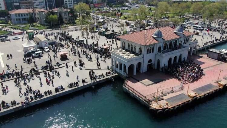 <p>Birçok vatandaş sabah erken saatlerde Adalar vapuru için iskelelere akın etti.</p>
<p> </p>