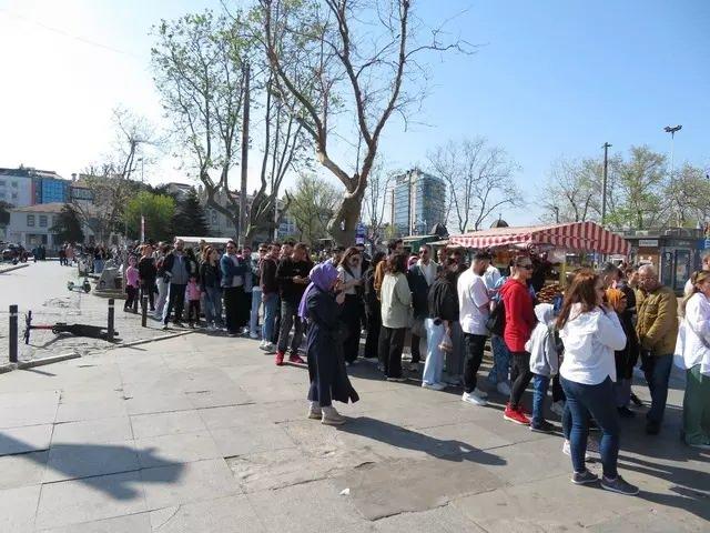 <p>Kadıköy'de iskeleye gelenler Adalar’a gitmek için vapurlarda uzun kuyruklar oluşturdu.</p>