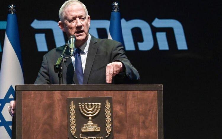 <p>2012 ve 2014'te yüzlerce sivilin ölümüne yol açan Gazze operasyonlarını komuta etmiş olan Gantz, Hamas hakkında sert ifadeler kullanırken bir yandan da "barış için çabalayacağını" ve "bölgeye değişim getirmek için hiçbir fırsatı kaçırmayacağını" dile getirdi.</p>

<p>Başbakan Binyamin Netanyahu hakkındaki iddianameleri de seçim kampanyası döneminde hatırlatan Gantz, soruşturma altındaki bir başbakanın görevde kalmasının "gülünç" olduğunu söylüyor.</p>
