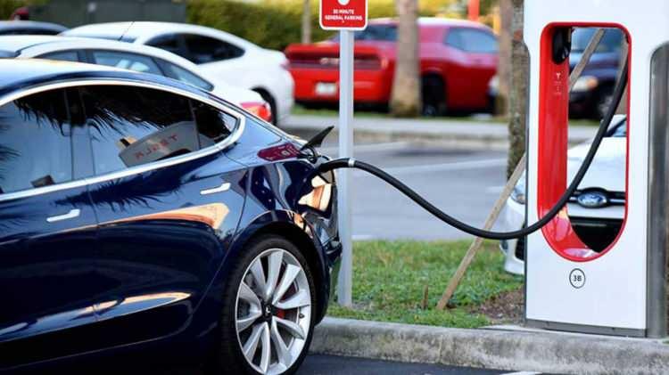 <p>Elektrikli otomobil satışları, ocak-mart döneminde ise geçen senenin aynı dönemine göre 3,5 kat artış gösterdi.</p>
<p> </p>