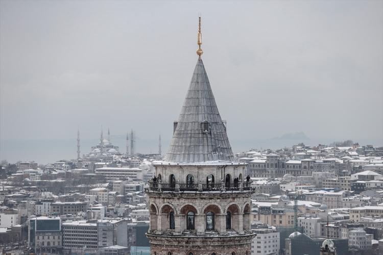 <p>İstanbul'un sıcaklığını 5 derecenin üzerinde tutan bu etki, kar yağışını engelliyor. </p>