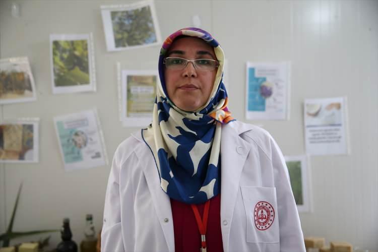 <p><strong>Kursiyerlerden 35 yaşındaki Emine Özyurt da mesleki eğitimin psikolojisine olumlu katkı sunduğunu vurgulayarak, "İnsanın bir şeyler öğrenip yapması kadar güzel şey yok." </strong>dedi.</p>
<p> </p>