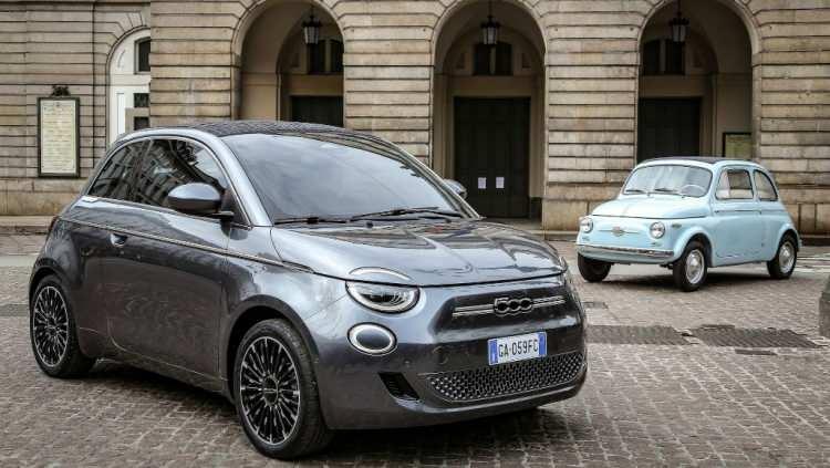 <p><span style="color:#006400"><strong>FIAT 500</strong></span></p>
<p>Fiat 500, ürettiği her 100 otomobilin 49’unu kadınlara satıyor. Aracın iç ve dış dizaynı kadınların ilgisini çekiyor.</p>