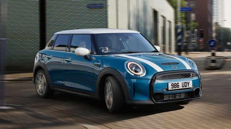 <p><span style="color:rgb(0, 128, 128)"><strong>MINI</strong></span></p>
<p>İngiliz markası Mini, hem Türkiye'de hem de tüm dünyada ufak bayan arabası modellerinden biri.</p>