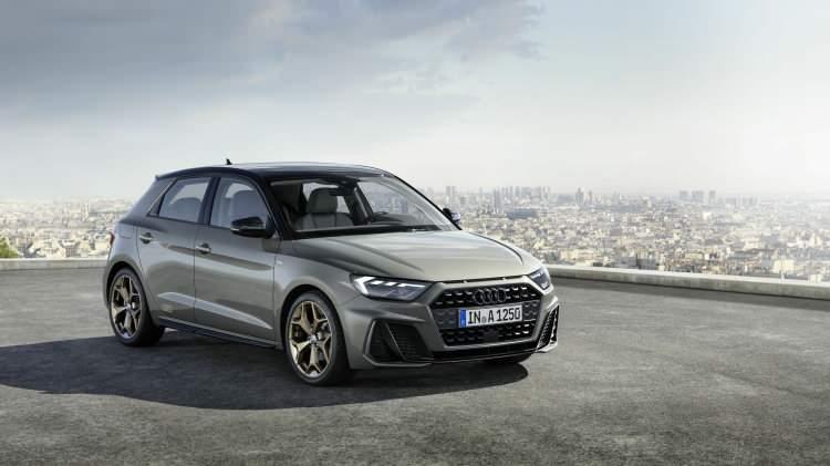 <p><span style="color:#006400"><strong>AUDI SPORTBACK A1</strong></span></p>
<p>Küçük olmasına karşın güçlü yapısıyla Audi Sportback A1, özellikle genç kadınların ilk tercihlerinden biri.</p>
