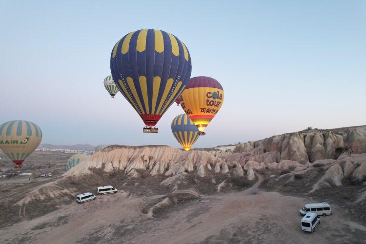 <p>Bayram tatili nedeniyle bölgeye akın eden yerli turistler sıcak hava balonlarına akın etti.</p>
