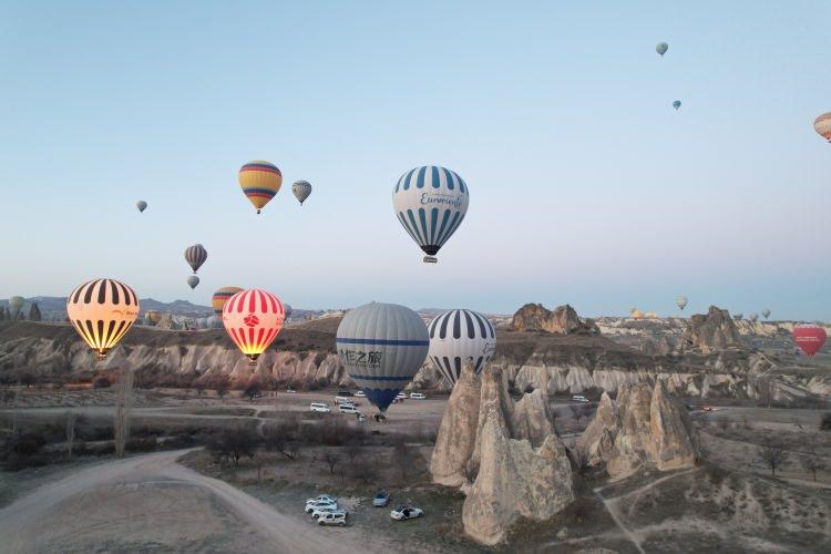 <p>Sıcak hava balon pilotu Suat Orman İhlas Haber Ajansına yaptığı açıklamada “Bayram nedeniyle hem yerli hem de yabancı misafirlerimiz açısından bölgemizde de yoğunluk var. Son yıllarda Kapadokya bölgesindeki yerli turist sayısındaki artış bizleri de memnun ediyor. Pandemi döneminde ve sonrasında yerli turistlerin turizme çok katkısı olmuştur. Şu an bölgede ticari olarak 165 balon havalanıyor. Yerli ve yabancı misafirlerimize de elimizden geldiği kadar yardımcı oluyoruz” dedi.</p>
