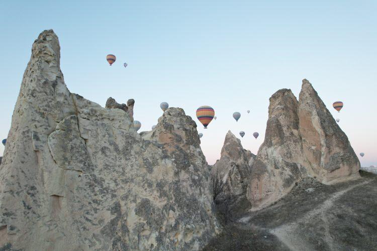 <p>Bayram tatili için Kapadokya bölgesine gelen yerli turist Metin Öztekin’de yaptığı açıklamada “Kapadokya bölgesine 1988 yılında gelmiştim. O günden bugüne çok şey değişmiş. Daha önce görmediğimiz yerleri gezdik. En son balon turu yapmak istedik. Umarım iyi geçer” şeklinde konuştu.</p>
