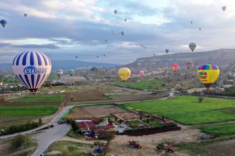 <p>Ramazan Bayramı tatilinin 9 güne çıkmasının ardından doluluk oranı yüzde yüze ulaşan Kapadokya bölgesinde havalanan sıcak hava balonları bayram sabahında da görsel şölen oluşturdu.</p>
