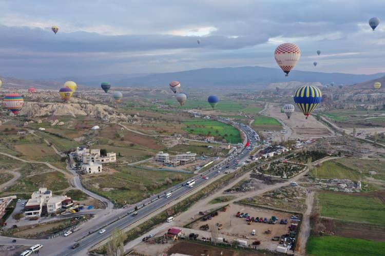 <p>Balona binenler Kapadokya vadilerini kuş bakışı izlerken, balona binemeyen yerli ve yabancı turistler de Kapadokya vadilerinde eşsiz manzaranın tadını çıkarttı.</p>
