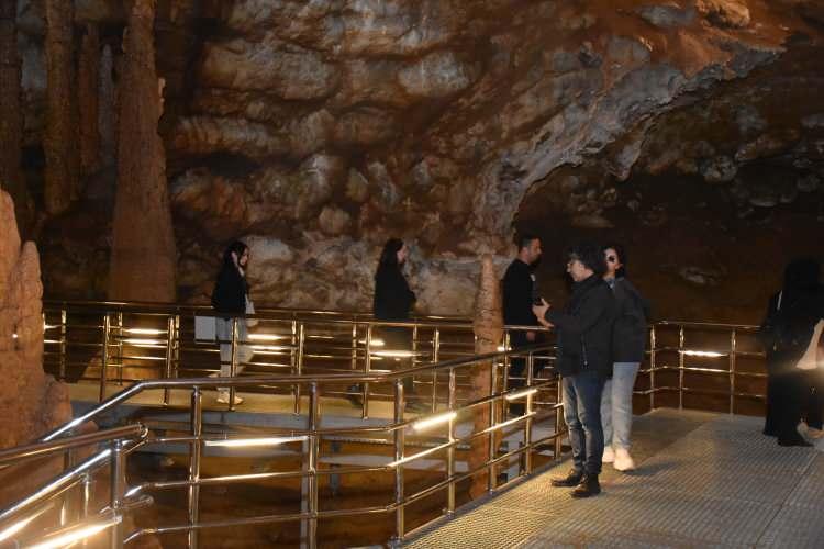 <p>Gümüşhane'nin Torul ilçesine bağlı Cebeli köyü sınırları içinde bulunan, damla taşı oluşumları bakımından zengin Karaca Mağarası, her sezon yerli ve yabancı turistlerden ilgi görüyor.</p>
