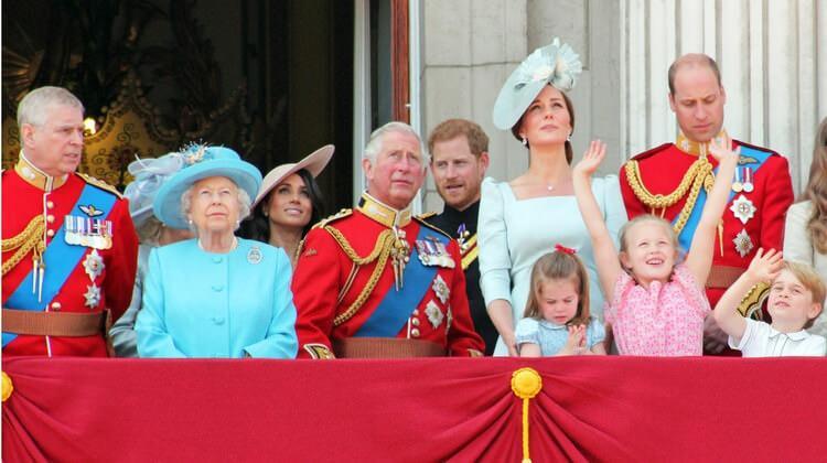 <p>İşte BBC'nin haberine göre, kraliyet ailesi ile akraba olan 10 ünlü isim...</p>
