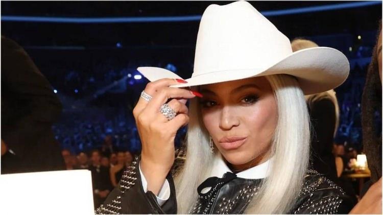 <p>Beyonce'nin Amerikan eğlence dünyasının bir numaralı <em><strong>"kraliyet üyesi" </strong></em>olduğu açık olsa da şarkıcının aynı zamanda İngiliz kraliyet ailesiyle de bağları var. Yıldız, Kraliçe Elizabeth'in uzak akrabası.</p>
<p> </p>