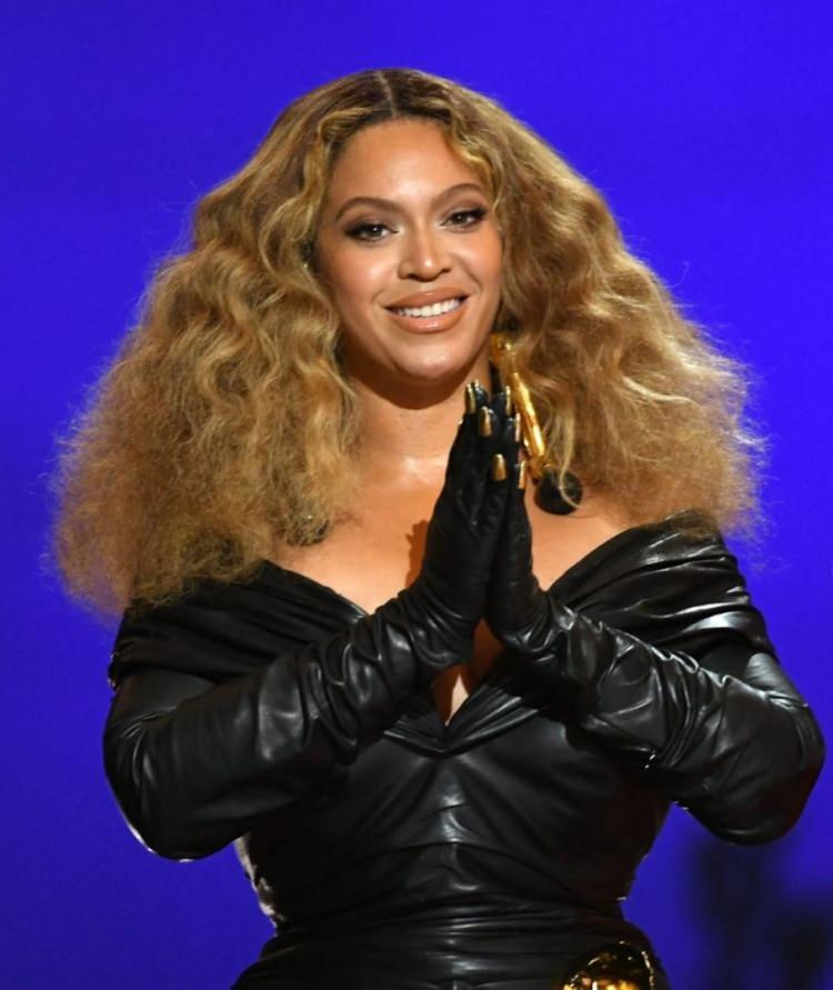 <p><span style="color:#FF0000"><strong>Beyonce - Kraliçe II. Elizabeth</strong></span></p>