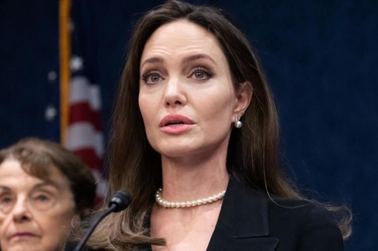 <p><span style="color:#FF0000"><strong>Angelina Jolie - Kraliçe II. Elizabeth</strong></span></p>