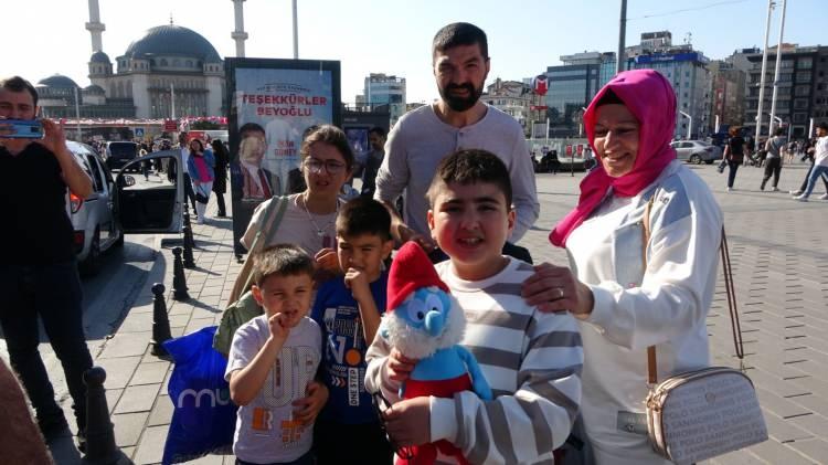 <p>Bunlardan biri de oyuncaklar, balonlar ve şekerlerle kapladığı arabası ile Taksim Meydanı'nda çocuklara çikolata ve şeker dağıtan Şerif Macit'in girişimi oldu. </p>
