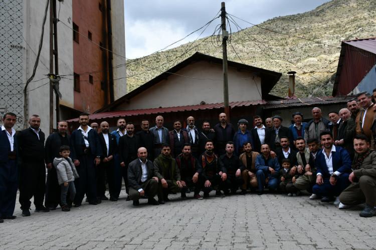 <p> Açık alanda yapılan düğünde yağmur yağınca yakınlardaki kapalı halı sahaya geçildi. </p>

