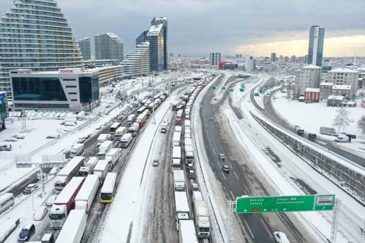 <p><strong>"2030 YILINDA KAR YAĞMASI SÜRPRİZ OLACAK"</strong><br />
Gelecek yıllarda İstanbul'da kar yağışının beklenen bir sürpriz haline gelebileceğini dile getiren Prof. Dr. Levent Kurnaz, "Gittikçe kar yağışı azalıyor. Her yağan kar yağışı biraz daha sürpriz olacak. İstanbul'un normali artık bu ya da buna benzer bir hava. Bundan sonra artık Nisan başı gibi yazlık kıyafetleri giyeceğiz, böyle devam edecek. Kar yağarsa 'Ne kadar güzel sürpriz oldu' diyeceğiz. Son 5 yıl veya 10 yıl içerisinde değil, bu yavaş yavaş bu hale gelen bir durum. 1980'den bugüne baktığımız zaman düşen kar miktarı azala azala bu seneyi buldu, yani hiç kar yağmadı. Daha önce de hiç kar yağmadığı oldu mu, oldu. Yalnız bu gittikçe artacak. 2000 yılında kar yağması sürpriz değilken, 2030 yılında İstanbul'a kar yağması sürpriz olacak" dedi.</p>
<p> </p>