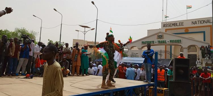 <p>Nijer bayrağı taşıyan göstericiler ABD karşıtı slogan attı.</p>
