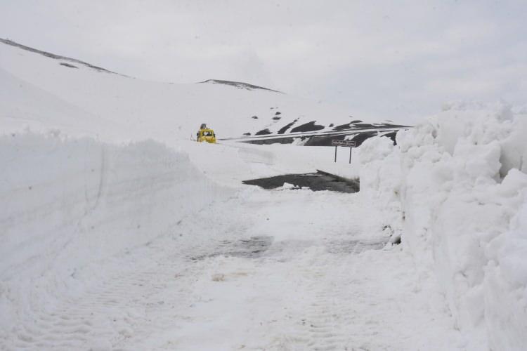 <p>Bitlis'in Tatvan ilçesindeki 2 bin 134 rakımlı Nemrut Dağı'nda, İl Özel İdaresi'nce karla mücadele çalışması başlatıldı. Kar kalınlığının yer yer 6 metreyi aştığı bölgede, yol açma çalışmalarının 3 gün süreceği belirtildi.</p>
