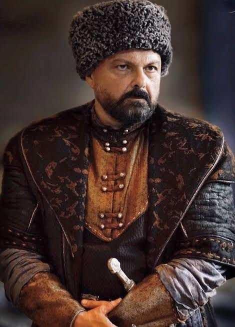<p><strong>Hırsız yerde bekletildiği esnada oyuncu Ferhat Yılmaz, şahsa adeta hayat dersi verdi. Şahsa "yakışıyor mu sana paşam" diyen Yılmaz ardından onu olay yerine gelen polis ekiplerine teslim etti. Yaşananlar ise hem güvenlik hem de cep telefonu kamerasına anbean yansıdı. Kadın ise arabayı firmaya teslim edip eşiyle kafeteryada bir çay içtikten sonra olay yerinden ayrıldı. Gözaltına alınan şahıs ise ifadesi alınmak ve adli işlemleri yapılmak üzere emniyete götürüldü.</strong></p>