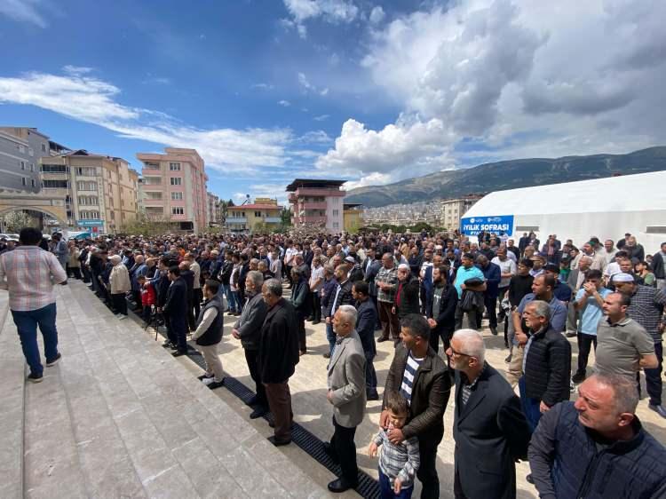 <p>Bu soykırıma tepkimizi yaptığımız eylemlerle gösterelim, dualarla kardeşlerimizin yanında olduğumuzu unutturmayalım. Biz elimizden ne geliyorsa onu yapmakla sorumluyuz. İsrail’e ihracat kısıtlamasını geç kalınmış olsa da olumlu bir karar olarak görüyoruz. Bizler de Siyonizmin ekonomik gücünü baltalayacak boykotu bir silah olarak kullanmaya devam edeceğiz. Ramazan Bayramı’nın birinci günüde, 3 oğlu ve 3 torunu şehit edilen ailesinden 60 kişiyi bu savaşta şehit veren Hamas lideri İsmail Haniye’ye taziyelerimizi sunuyoruz” </p>
