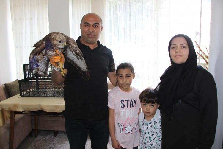 <p>Bayramın ilk günü ailesiyle birlikte Amasya'ya bağlı Yıldızköy’e giden Hüseyin Derici, hayvan otlatan yakınlarının kanadından yaralı halde bulduğu şahini evine getirdi. </p>

<p> </p>
