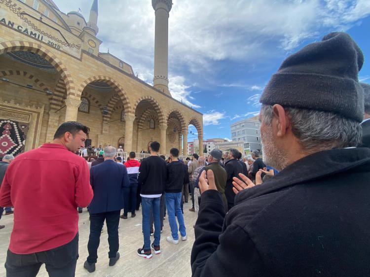 <p>Namaz sonrası basın açıklaması yapan Süleyman Eryaman şunları söyledi:</p>
