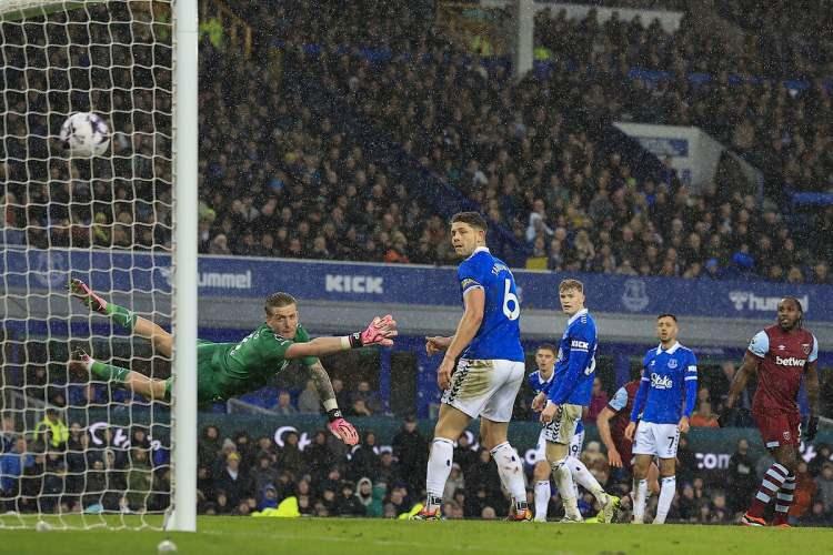 <p>16- Everton * 10,623,224</p>