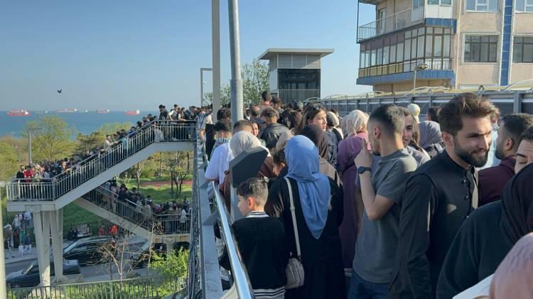 <p>Şirinevler metrobüs durağında bekleyenler yoğunluk oluşturdu.</p>
