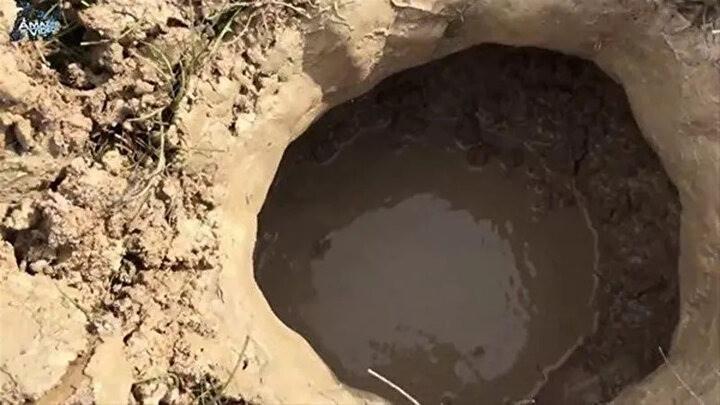 <p>Sıra açılan çukurdan çıkacak balıkları beklemeye geldi.</p>
<p> </p>