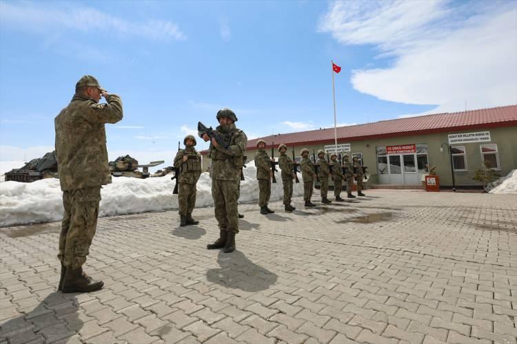 <p><strong>KOMUTANLARIYLA BAYRAMLAŞTILAR</strong></p>

<p>&nbsp;</p>

<p>Ağrı'nın Doğubayazıt il&ccedil;esinde g&ouml;rev yapan Mehmet&ccedil;ik, Ramazan Bayramı'nda da g&ouml;revinin başında. Bayram sabahında i&ccedil;tima alanında bir araya gelen askerler, ailelerinden uzakta komutanlarıyla bayramlaştı.</p>
