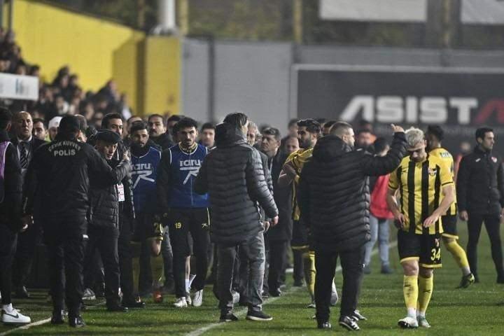 <p>SAHADAN ÇEKİLME<br />
<br />
Hakeme saldırı olayından sadece 8 gün sonra (19 Aralık 2023) ise Türk futbolu bu kez sahadan çekilmeye tanıklık etti.</p>

