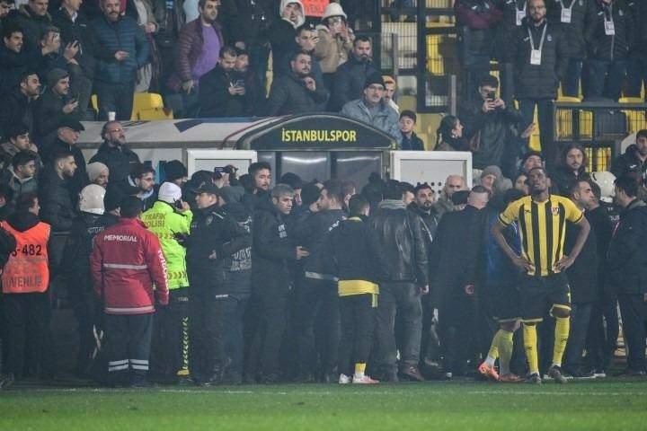 <p>TFF'NİN KARARI<br />
<br />
İstanbulspor Yönetimi, Trabzonspor ile oynanan maçın 74. dakikasında takımı sahadan çekti. TFF, mücadeleyi, söz konusu dakikada 2-1 önde olan Trabzonspor'un lehine 3-0 hükmen tescil etti.</p>
