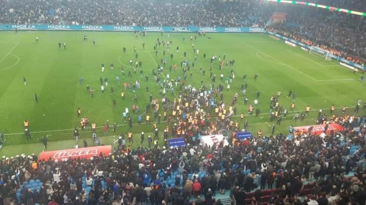 <p>SEVK VE CEZA GÜNDEMİ<br />
<br />
Fenerbahçe'nin 3-2 kazandığı karşılaşmanın ardından Trabzon'da bazı seyirciler sahaya girdi. Fenerbahçe'den bazı futbolcular, saha içerisinde taraftarlarla kavga ederken, sevkler ve verilecek cezalar uzun süre gündemi meşgul etti.</p>