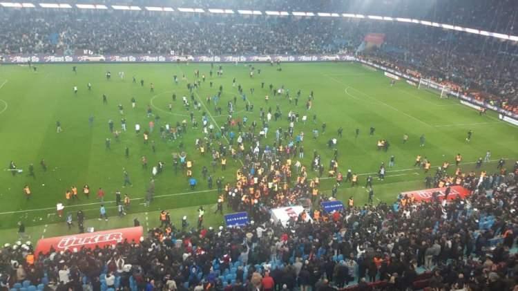 <p>OLAYLAR İÇİN VERİLEN CEZALAR<br />
<br />
Fenerbahçe'de yaşanan Olağanüstü Genel Kurulun ardından olaylı Trabzonspor - Fenerbahçe maçının cezaları da açıklandı. PFDK, Trabzonspor'a yaşanan olaylardan sonra 6 maç seyircisiz oynama cezası verdi. Tahkim Kurulu, daha sonra bu cezayı 4 maça düşürdü. Fenerbahçe'den ise Jayden Oosterwolde ve İrfan Can Eğribayat yaşanan olaylar nedeniyle birer maç ceza aldı. Tahkim Kurulu, iki futbolcunun cezalarını onadı.</p>