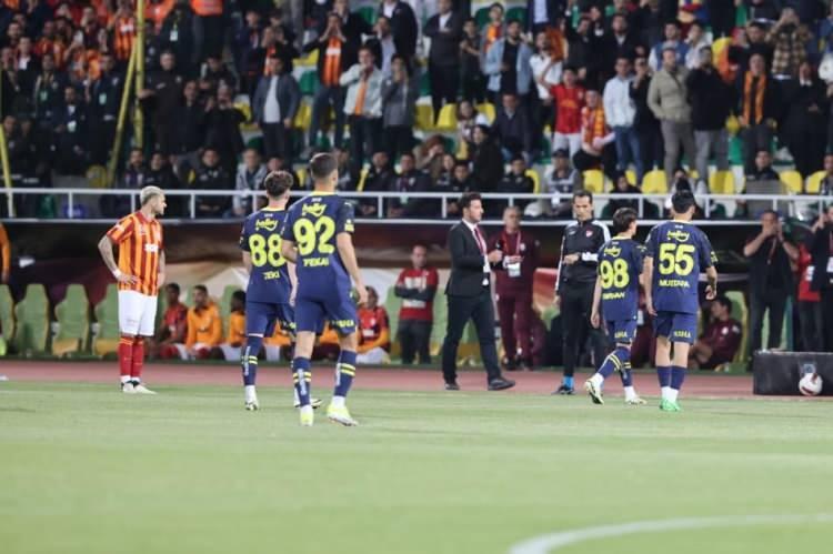 <p>FENERBAHÇE SAHADAN ÇEKİLDİ<br />
<br />
Galatasaray, Fenerbahçe karşısında 50. saniyede Mauro Icardi ile golü buldu. Fenerbahçe, daha sonra sahadan çekildi.</p>
