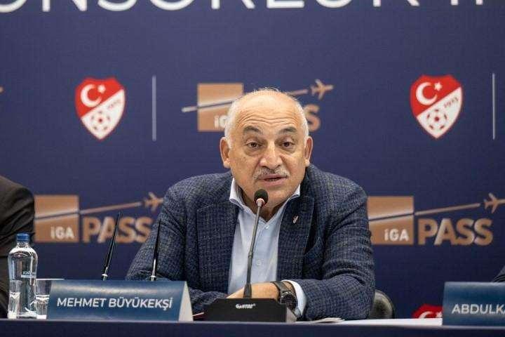 <p>TFF'DEN SEÇİM AÇIKLAMASI</p>
<p>Türk futbolunda gözler 7 Nisan'da Süper Kupa'da Galatasaray ile Fenerbahçe oynanacak maça çevrilmişken, TFF Başkanı Mehmet Büyükekşi, maçtan saatler önce seçim açıklamasında bulundu. TFF Başkanı Mehmet Büyükekşi, Süper Kupa maçından önce yaptığı açıklamada 18 Temmuz'da Seçimli Genel Kurul'a gidileceğini açıkladı.</p>