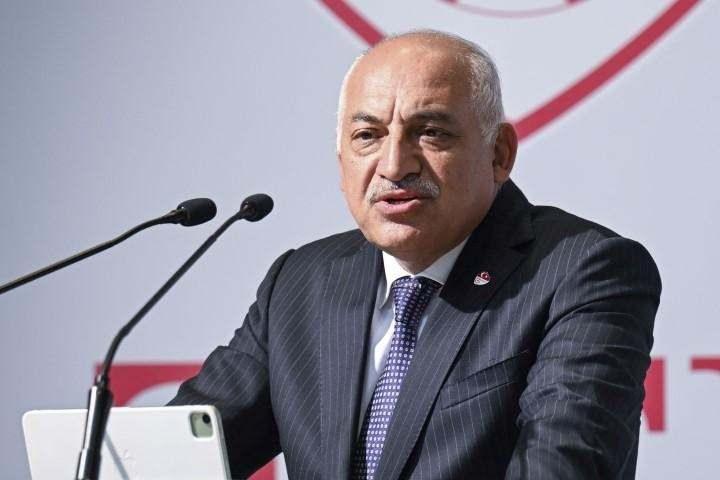 <p>18 TEMMUZ VURGUSU<br />
<br />
TFF'den yapılan açıklamada, "Türkiye Futbol Federasyonu Statüsü'nün 27. maddesinin 1. fıkrası hükmü uyarınca, her yılın 31 Temmuz tarihine kadar yapılması gereken TFF Olağan Genel Kurul toplantısının; Türkiye A Milli Futbol Takımının EURO 2024 Finallerine katılmaya hak kazanması ve turnuvanın başlangıç ve bitiş tarihi de göz önüne alınarak, 18 Temmuz 2024 tarihinde seçimli olarak yapılmasına karar verilmiştir." ifadeleri kullanıldı.</p>
