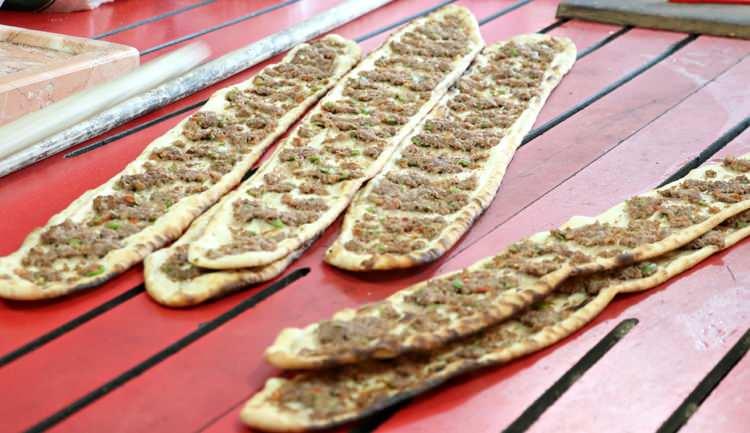 <p>Etli ekmek düşüşün olduğu farklı bir yemek oldu. </p>