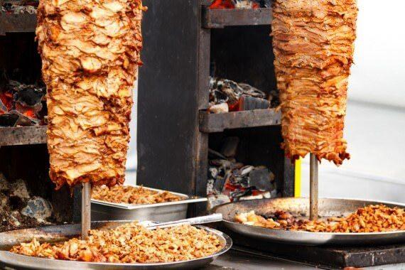<p>Söz konusu veriler, Döner siparişlerinin diğer mutfaklara kıyasla lider konumda olduğunu gösteriyor. Bu değişim, Ramazan ayında geleneksel lezzetlere olan eğilimin arttığını gösteriyor.</p>