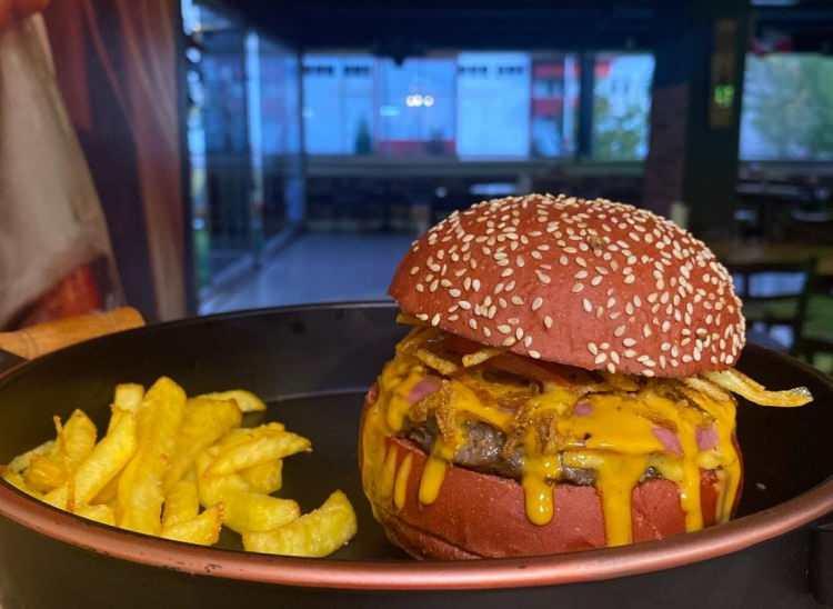 <p>3. Burger</p>
<p> </p>