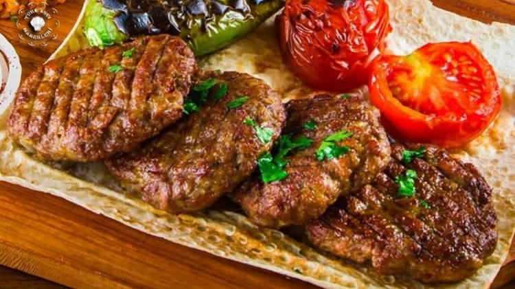 <p>Akçaabat köftesi</p>
<p>Akçaabat</p>
