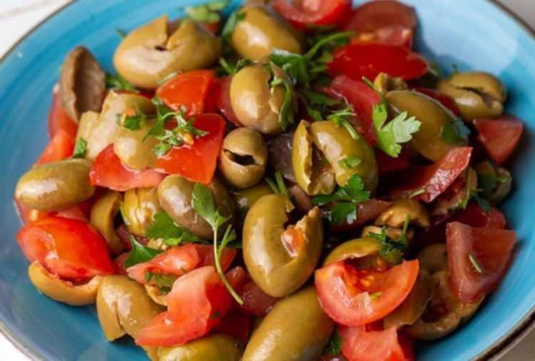 <p>Zeytin salatası</p>

<p>Hatay</p>
